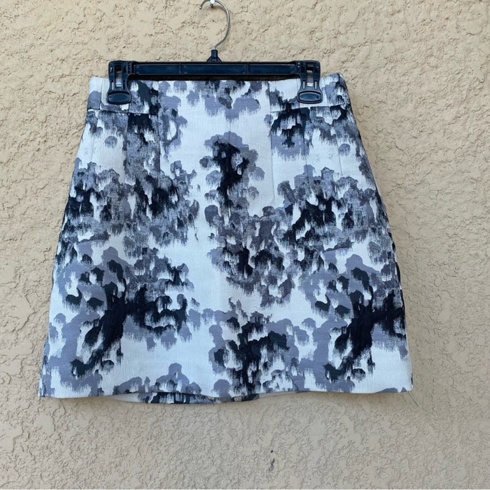 H&M Gray Black Abstract Print Mini Skirt | Size 10 | Zipper Back | Lined